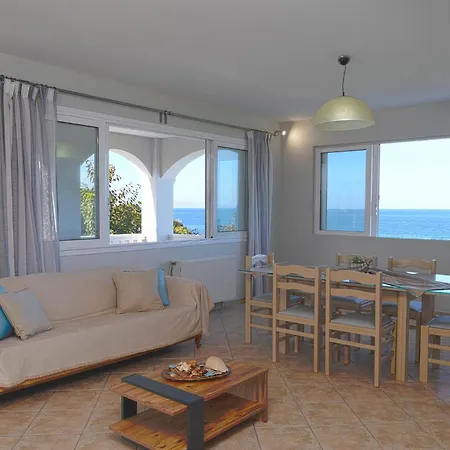 Niriides Beach House *