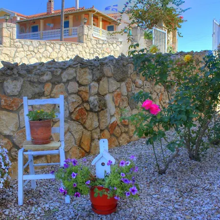 Niriides Beach House *